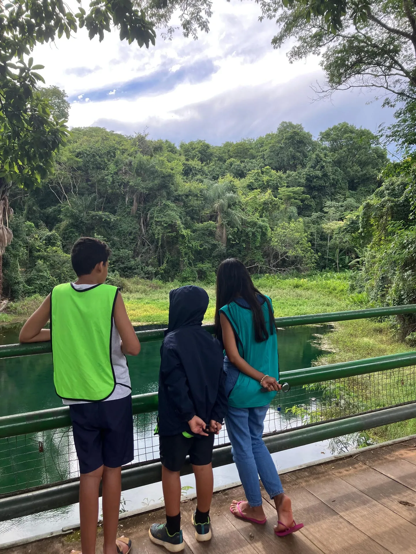 Crianças brincando na natureza no Oásis