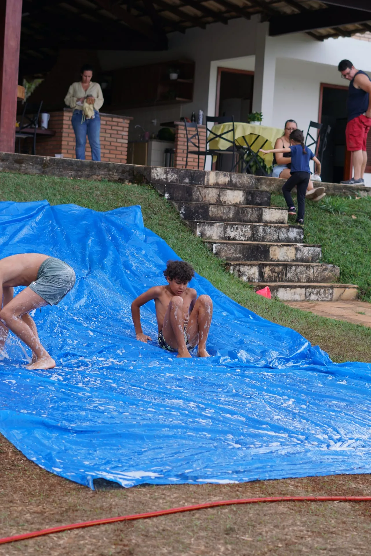 Crianças brincando no escorregador aquático